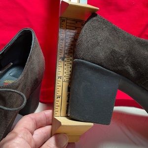 Aerosols Real Leather Suede top shoes. Sz 9 1/2 US Chocolate Brown. Like new.